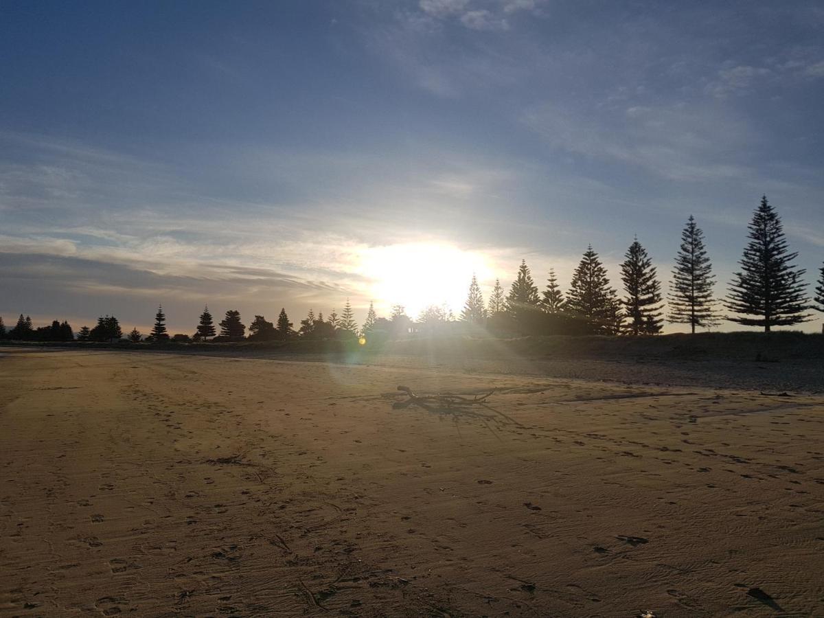 Whispering Sands Beachfront Motel Gisborne Exterior foto